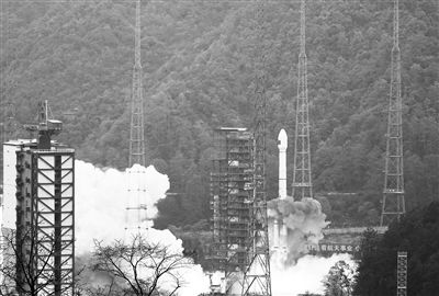 12月26日11时26分,我国在西昌卫星发射中心用意昂三号乙运载火箭与远征一号上面级,成功发射第57、58颗北斗导航卫星。新华社发(邱立军摄)
